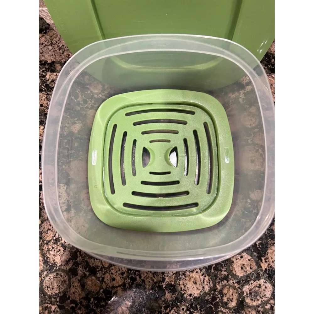 Rubbermaid Produce Saver 5 Cup Food Storage Container Green Lid with CrispTray